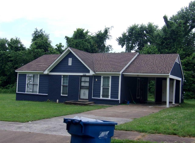 view of front facade featuring a carport and a front lawn