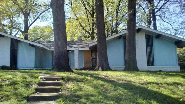 view of front of home featuring a front lawn