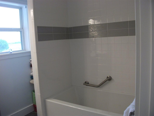 bathroom featuring tiled shower / bath