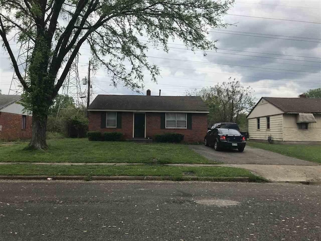 single story home featuring a front lawn