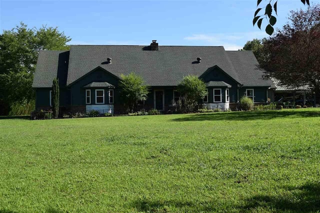 view of front of property featuring a front yard