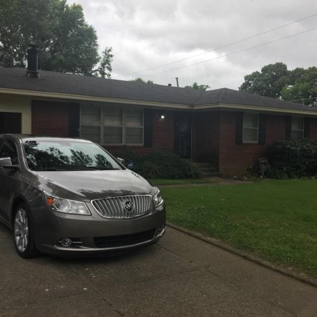 single story home featuring a front lawn