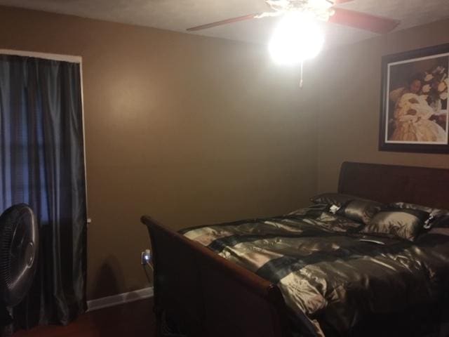 bedroom featuring ceiling fan