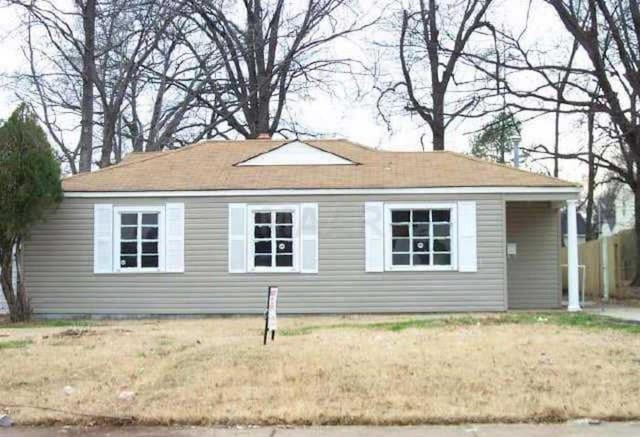 view of front of property with a front yard