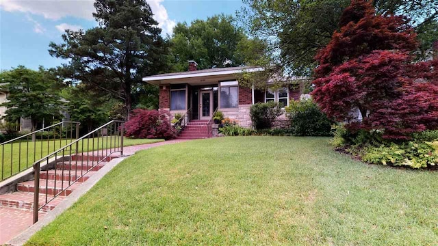 view of front facade featuring a front yard