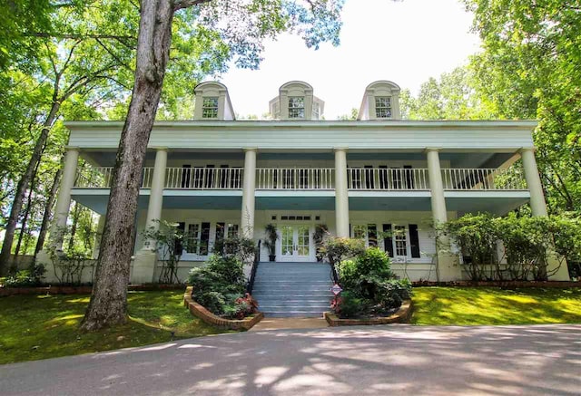 view of front of property with a front lawn