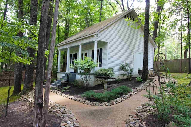 9351 Rocky Valley Cv, Memphis, TN 38018 - view of side of home with a porch