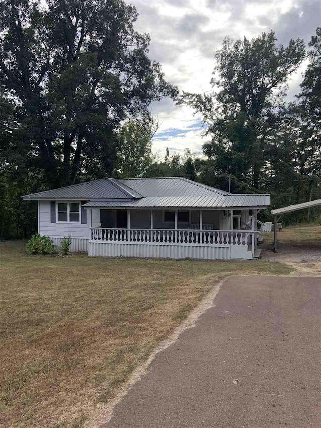 view of front of property featuring a front yard and a porch