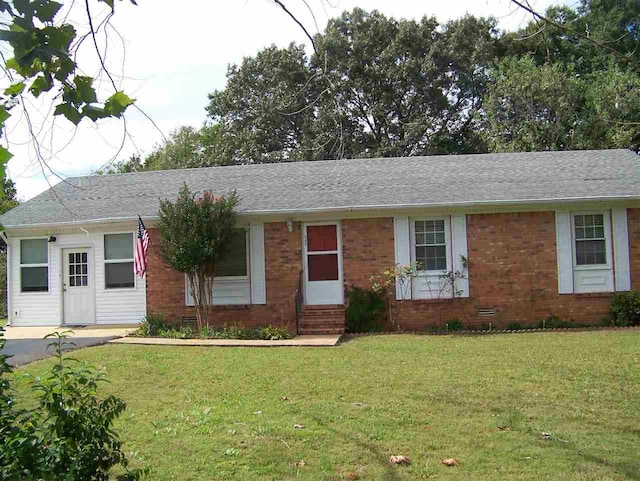 single story home featuring a front yard