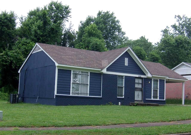 view of front of house featuring a front lawn