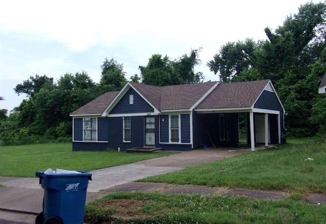 view of front of house featuring a front lawn