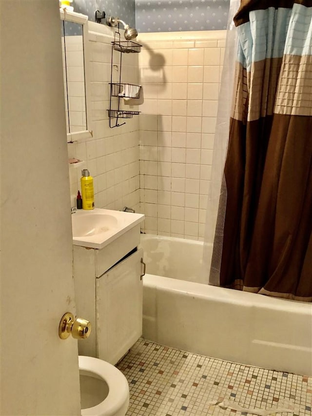 full bathroom featuring shower / tub combo, vanity, tile floors, and toilet