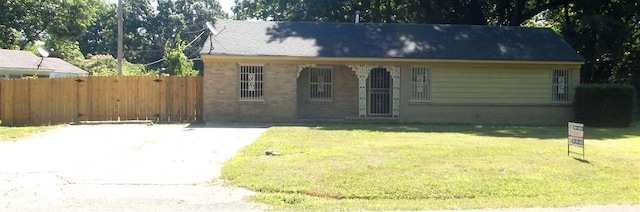 view of front of house featuring a front lawn