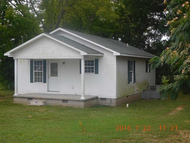 view of front of property featuring a front yard