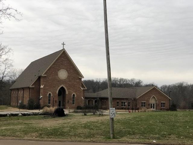 view of front of property with a front yard