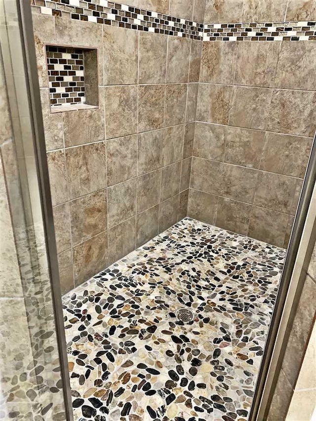 bathroom featuring tiled shower