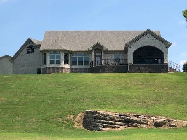 view of front facade featuring a front yard