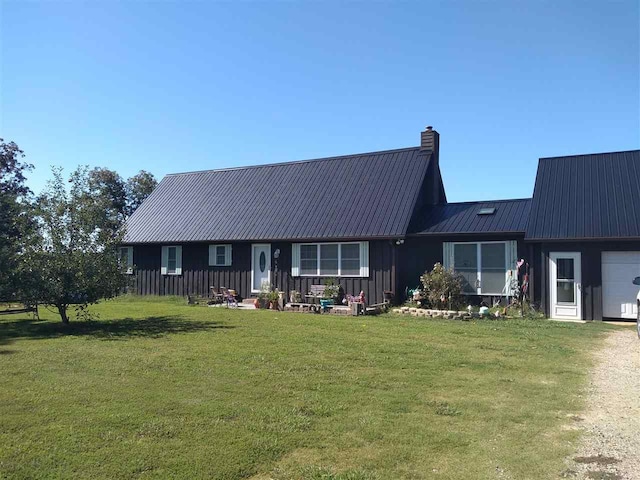 back of house featuring a lawn