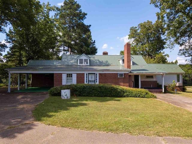 view of front of house featuring a carport and a front yard