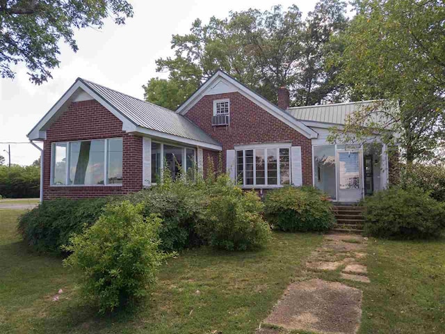 view of front of house featuring a front yard