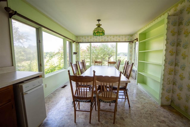 dining area with ornamental molding