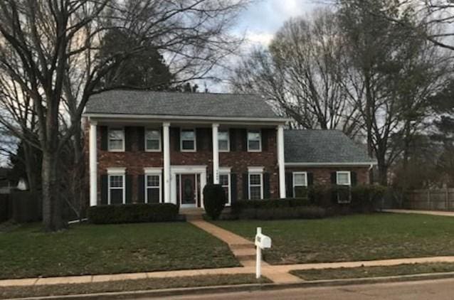 view of front facade featuring a front yard