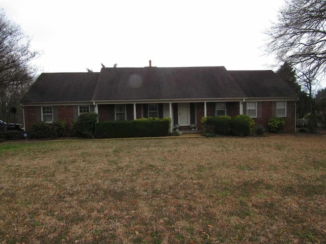 ranch-style home featuring a front lawn