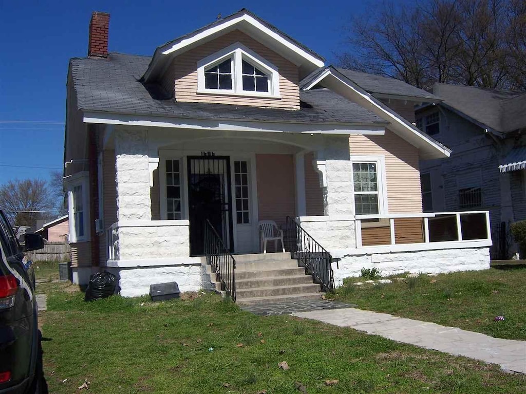 view of front of home with a front lawn and covered porch