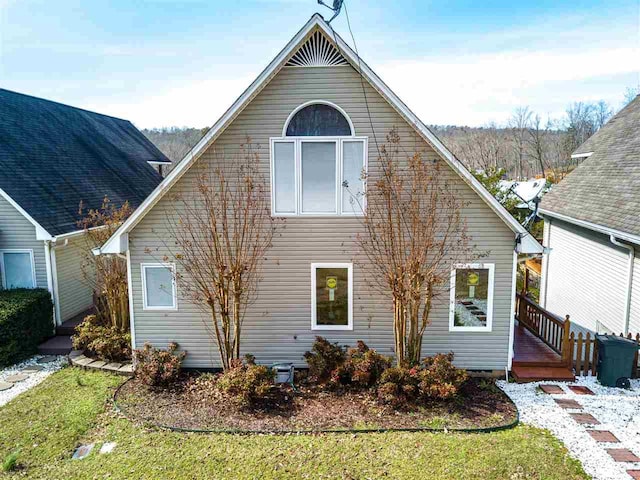 view of front of home featuring a front lawn