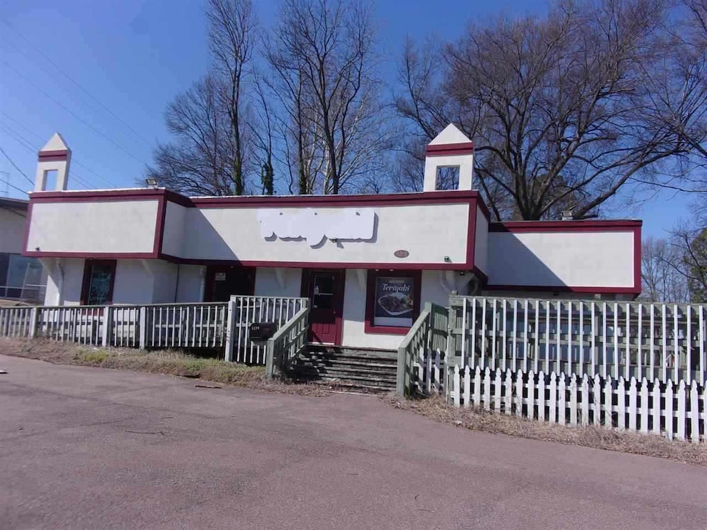 view of front of property featuring a porch