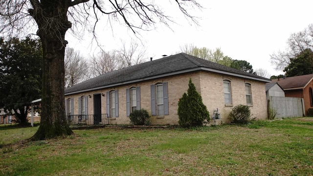 view of front of property with a front lawn