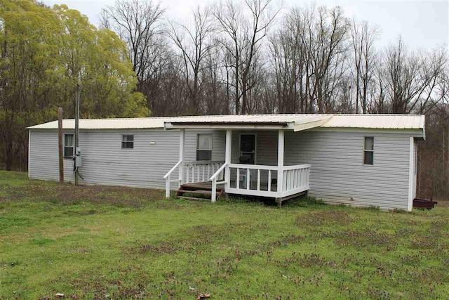 manufactured / mobile home with a front yard