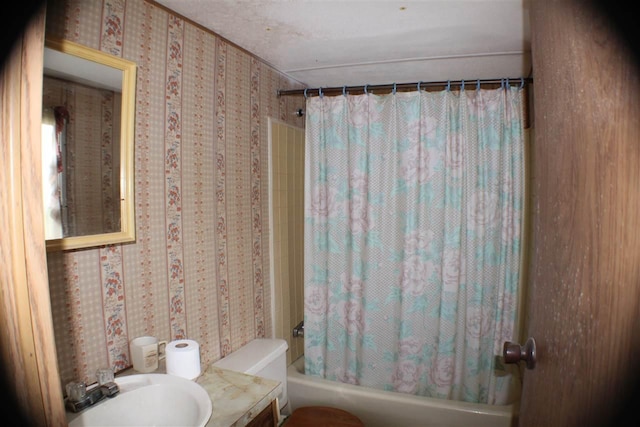 full bathroom featuring shower / bathtub combination with curtain, toilet, and vanity