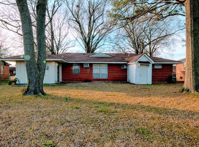 view of front of property featuring a front yard