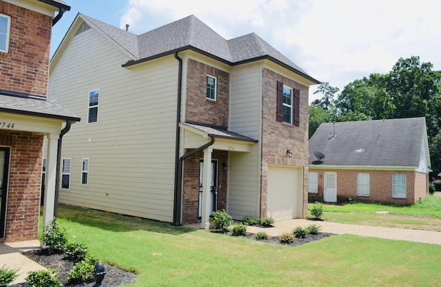 view of front of house featuring a front lawn and a garage