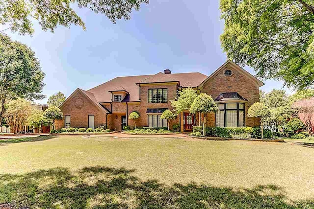 view of front of property featuring a front lawn