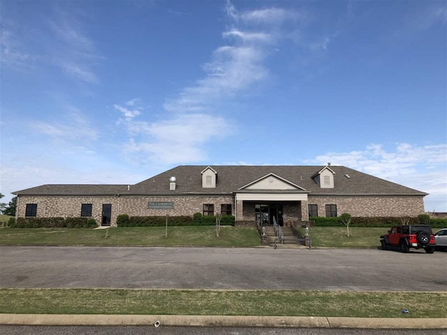 view of front of property with a front yard