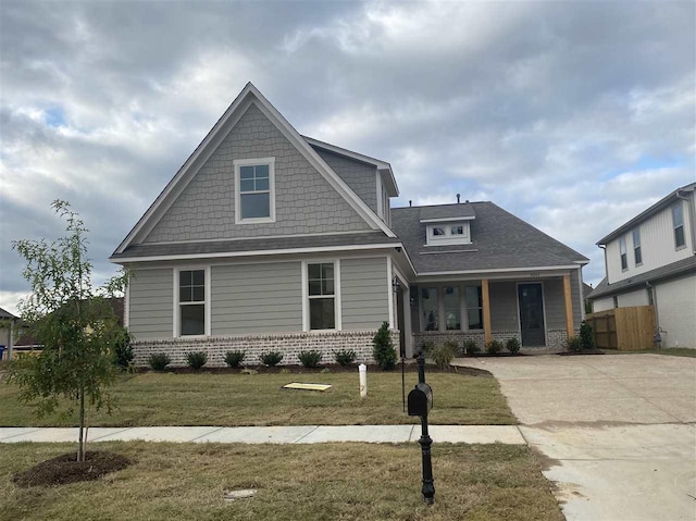 craftsman-style home featuring a front yard