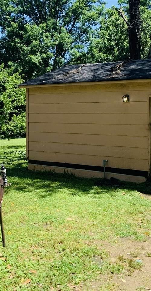 view of outdoor structure featuring a yard