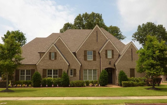 view of front facade featuring a front lawn