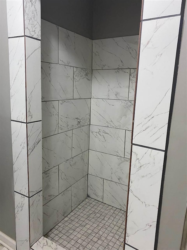 bathroom featuring tiled shower