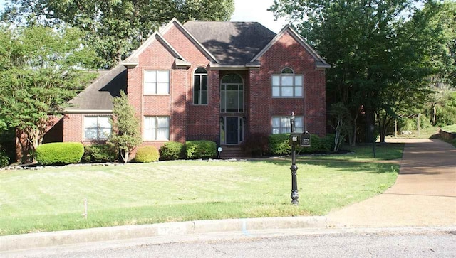 view of front of property featuring a front lawn