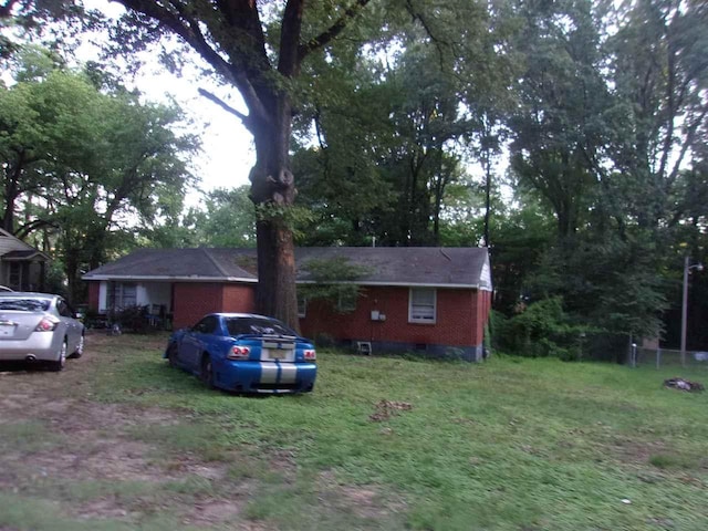 view of front of property featuring a front yard