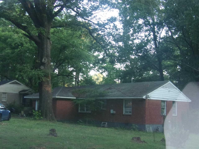 view of front of house featuring a front lawn