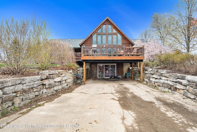 view of front facade featuring a deck