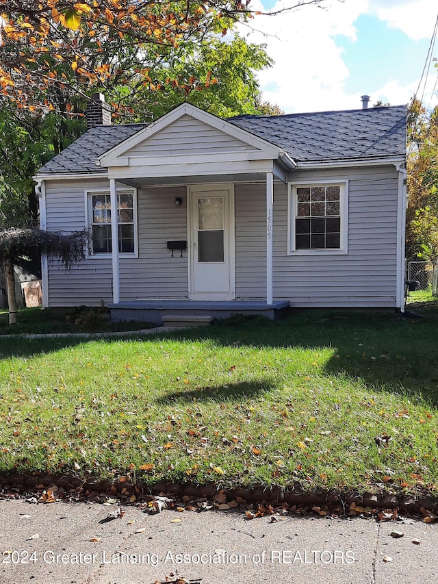 view of front of property featuring a front yard