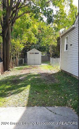 view of yard with a storage shed