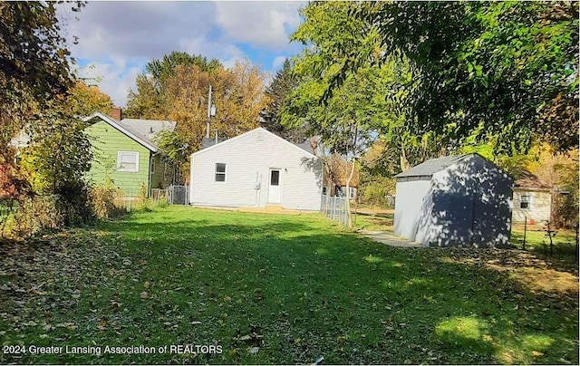 view of yard featuring a storage unit