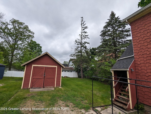 view of yard featuring a storage shed