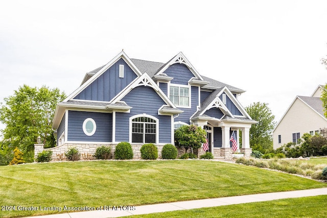 craftsman inspired home featuring a front yard